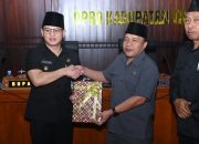 Bupati Trenggalek Mochamad Nur Arifin Nota Penjelasan Ranperda RPJMD 2025-2029 Kepada Ketua DPRD